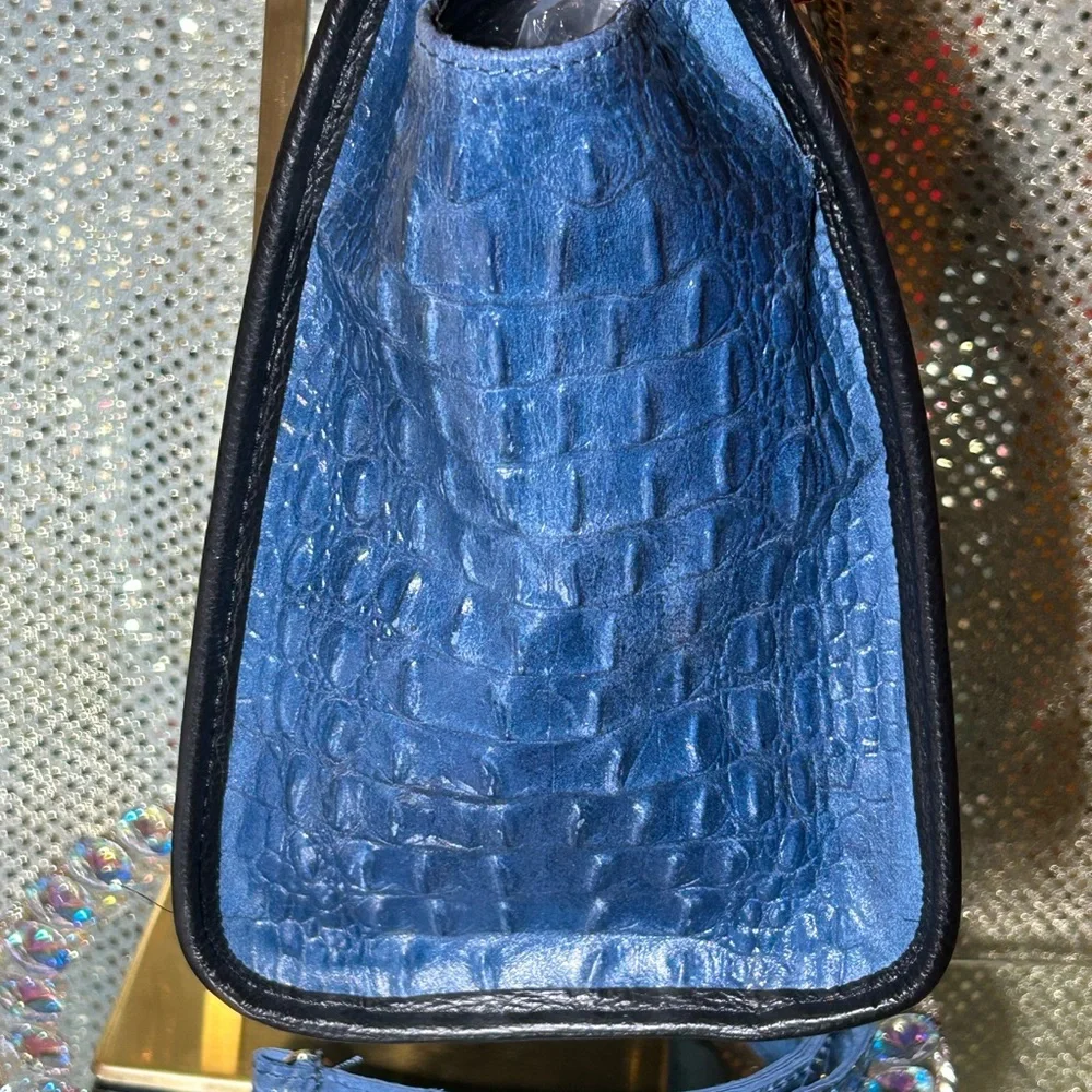 Borse in Pelle Blue Croc-Embossed Suede & Leather Bag Approx. 12” x 10” x 4” NWT - Picture 4 of 15